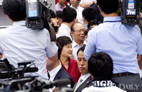 [포토] 취재진에 둘러싸인 박근혜