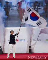 [포토] '런던올림픽 결단식', 단기 휘날리는 이기홍 단장