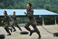 [포토] 특공수색병 1기, '타이어 1개 쯤이야 가뿐하지!'