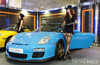 [포토] '2012 서울오토살롱' 레이싱모델과 슈퍼카