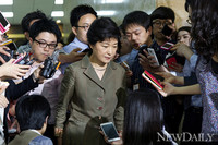 [포토] 의원총회장으로 향하는 박근혜