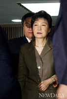 [포토] 새누리당 의원총회를 마치고 생각에 잠긴 박근혜