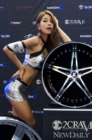 [포토] '2012 서울오토살롱' 이민정 닮은꼴 레이싱모델 '퀸' 박시현, '명품 휠과 포즈를 취하다'