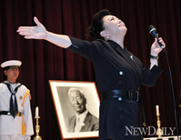 [포토] '이승만박사 47주기추모식'에서 열창한 코리아나 이애숙
