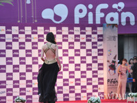 [Pifan] 박하선, 미소를 띄우며 등장...그런데 등이?