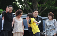 [포토] 차에서 막 내리는 화려한 '도둑들'