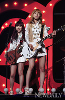 [포토] 기타치며 노래하는 걸그룹 'AOA(에이오에이)', 