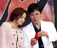 [포토] '신의' 김희선에게 휴대폰을 보여주는 유오성