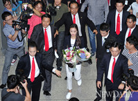 [포토] 올림픽선수단 입국, 경호원에게 둘러싸인 '손연재'