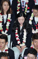 [포토] 올림픽선수단 입국, 깊은 생각에 빠진 펜싱 '신아람'선수