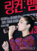 [포토] '링컨:뱀파이어헌터', 물 마시는 것도 아름다운 '메리 윈스티드'