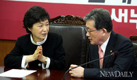 [포토] 박근혜 후보, 이한구 원내대표와 조용히···