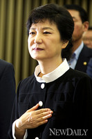 [포토] 박근혜 후보, 가슴에 손을 얹고
