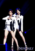 [포토] '카라 판도라 쇼케이스' 한승연-강지영, '우열을 가릴 수 없는 각선미 대결'