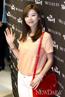 [포토] 박수진, '백옥피부를 보여드려야 하는데..'