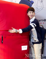 [포토] 2AM 조권, '쌤소나이트 레드 탐나네!!'