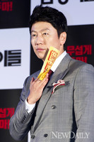 [포토] '점쟁이들' 김수로, '신사의 부적!!'