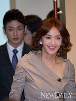 [포토] '너라서 좋아' 웃으면서 등장하는 윤해영