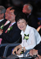 [포토] 박근혜 후보, 문화계와 만나 '미소 활짝!'