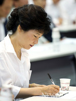[포토] 박근혜 후보에게 수첩이란?
