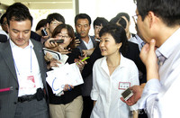 [포토] 기자들 질문에 답변하는 박근혜 후보