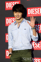 [포토] 정일우, '스카프로 한껏 멋내고 손인사!!'