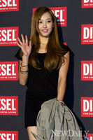 [포토] 에프엑스 빅토리아, '상큼한 손인사!!'