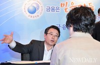 [포토] 권혁세 금감원장, 서민금융 상담 나서..