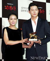 [포토] '피에타' 조민수-이정진, '황금사자상 나란히 들고!'