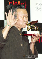 김기덕 감독, “수상때 아리랑 부른 이유? 우리의 노래니까”