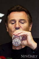 [포토]'테이큰2' 리암 니슨, '물 한모금에 넘쳐 흐르는 포스'