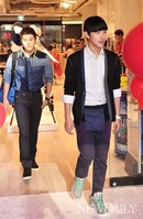 [포토] 에잇세컨즈 매장 제국의아이들 등장