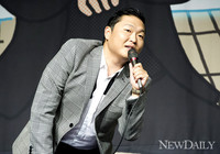 [포토] 싸이 귀국 기자회견, '화기애애한 기자회견, 매너도 만점'