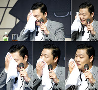 [포토] 싸이 귀국 기자회견, '국제가수의 땀 닦기, 국제가수는 땀의 결과?'