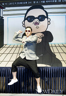 [포토] 말춤 추며 퇴장하는 국제가수 싸이 '기자 회견도 싸이스타일'