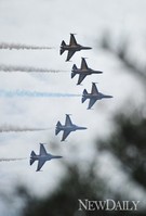 [포토] 건군64주년, 블랙이글 편대의 축하 비행!!