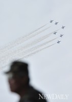 [포토] 건군64주년, 블랙이글 8대의 축하 비행!!