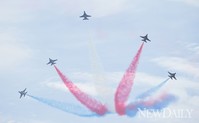[포토] 건군64주년, 하늘에서 자유롭게..블랙이글 축하 비행!!