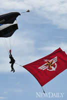 [포토]제64주년 국군의 날, 낙하산 하나 메고 2km 상공에서 뛰어 내려..