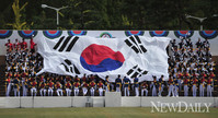 [포토]제64주년 국군의 날, 연병장에 대형 태극기 등장!!