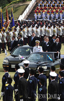[포토]건군 제64주년, 부대 열병하는 이명박 대통령
