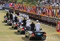[포토] 건군 제64주년, 이명박 대통령 김관진 국방장관과 열병