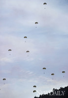 [포토] 건군64주년, 국군의 집단강하 훈련 시범..