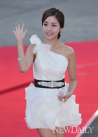 [포토]2012코리아드라마어워즈, 깜찍하게 레드카펫에 등장하는 윤진이