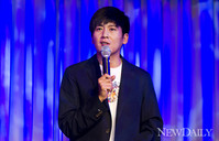 [포토] 홍경민, '유리 힐링콜라보레이션 쇼케이스, MC 지원 사격'