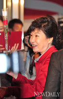 [포토]BIFF개막식, 장미꽃 건네 받은 박근혜 후보..