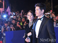 [포토]부산국제영화제, 유지태-김효진 커플 다정하게 등장..