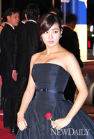 [포토]부산국제영화제, '강소라' 오늘 포인트는 장미 한 송이!!