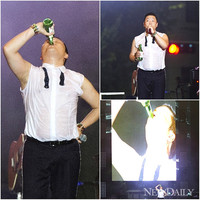 [포토] 싸이 광장 퍼포먼스, 소주 원샷… 전 세계 생중계 ‘후끈’