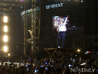 [포토] 싸이, '뭔가 달라도 다른 싸이만의 무대'